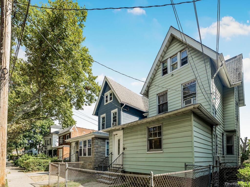 Exterior, Facade, Queen Anne Victorian