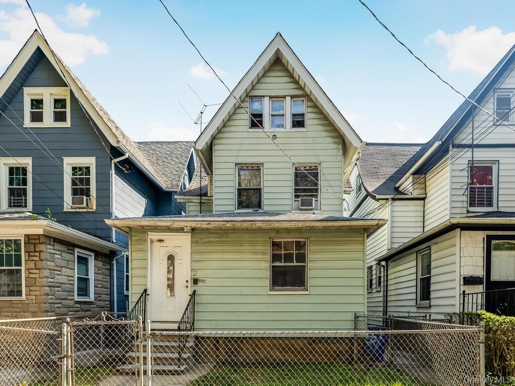 Exterior, Facade, Queen Anne Victorian