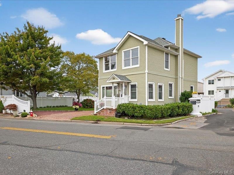Exterior, Facade, Queen Anne Victorian