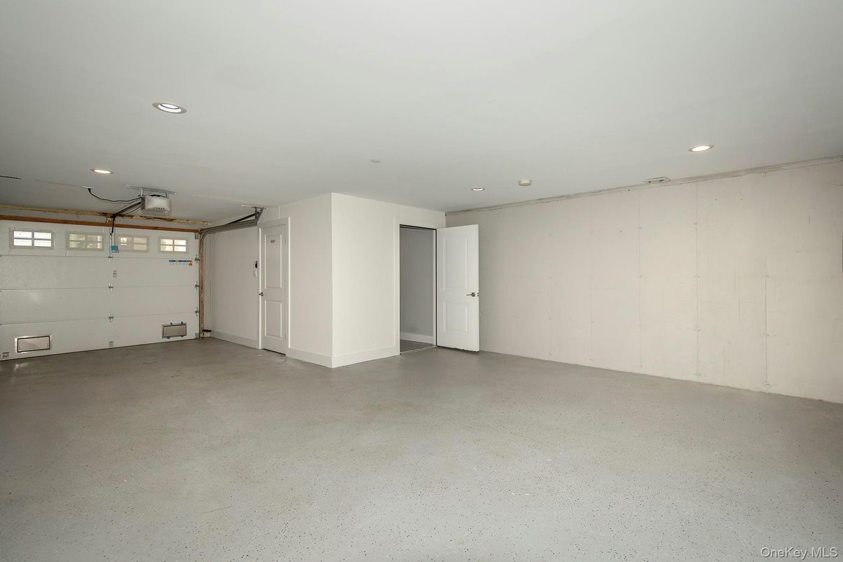 Empty room, Garage, Interior, Recessed Lighting