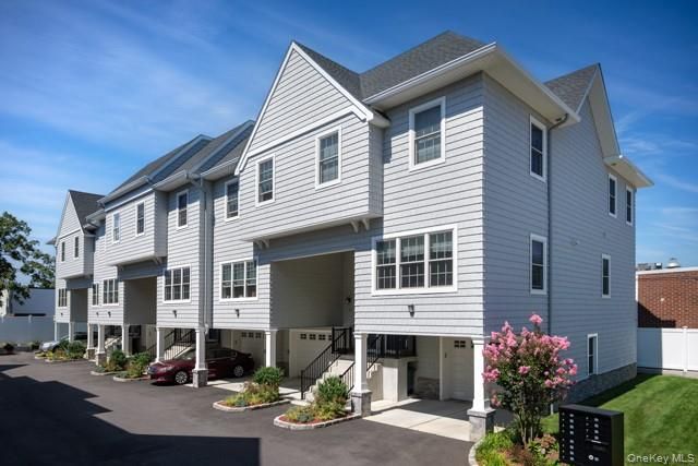 Exterior, Facade, Rowhouse