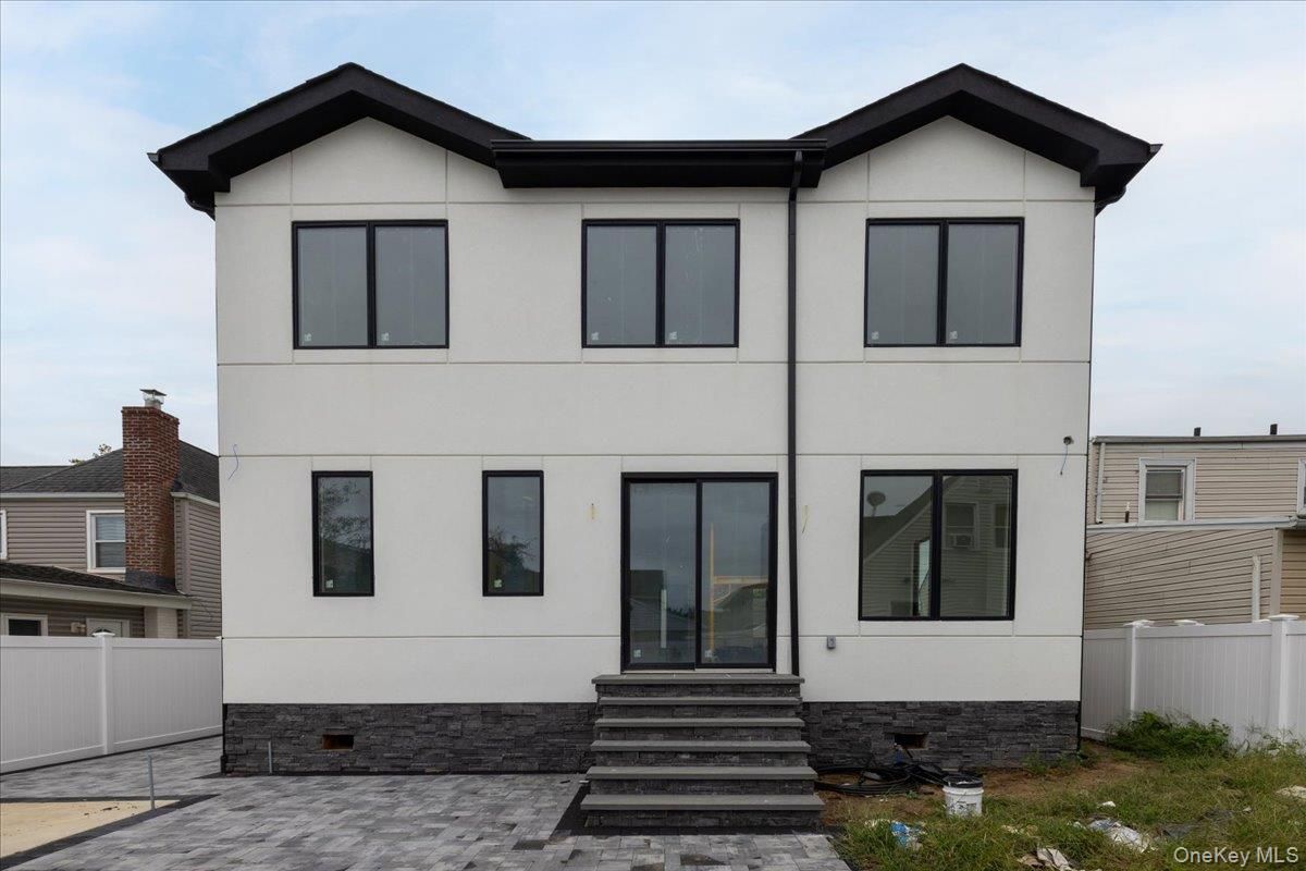 Exterior, Facade, Modern