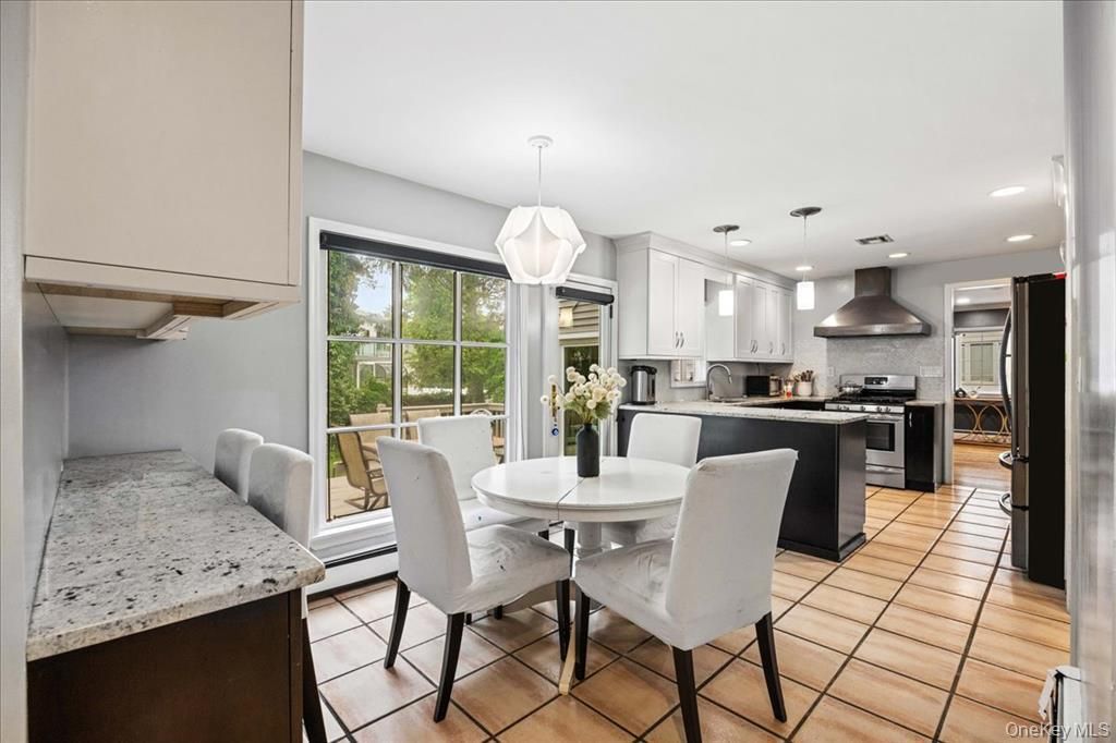 Dining room, Interior, Kitchen, Pendant Lights, Recessed Lighting, Stainless Steel Appliances
