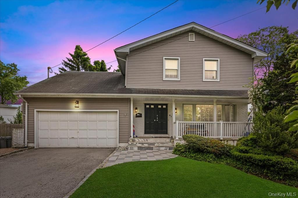 Attached, Exterior, Facade, American Craftsman