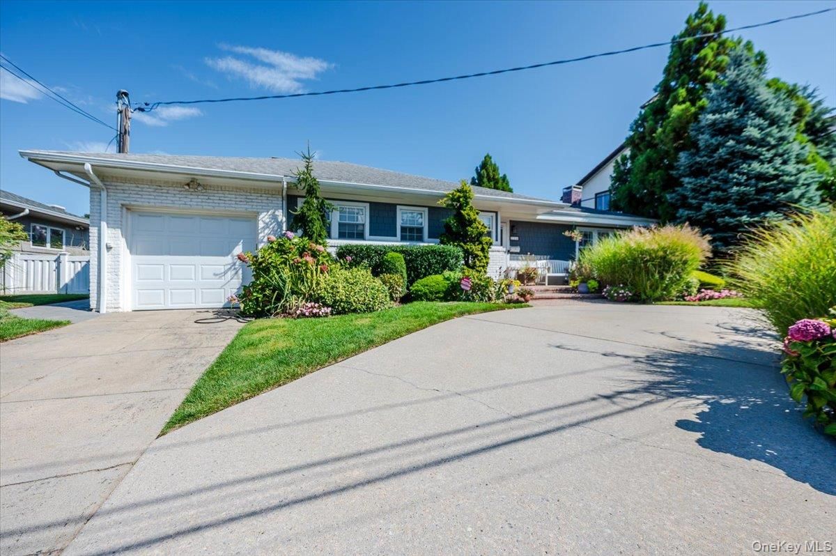 Attached, Exterior, Facade, Cape Cod