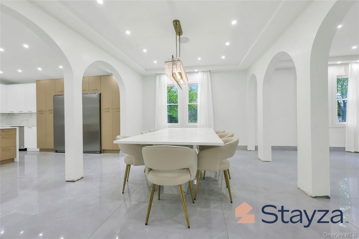 Chandelier, Dining room, Elevator, Interior, Recessed Lighting