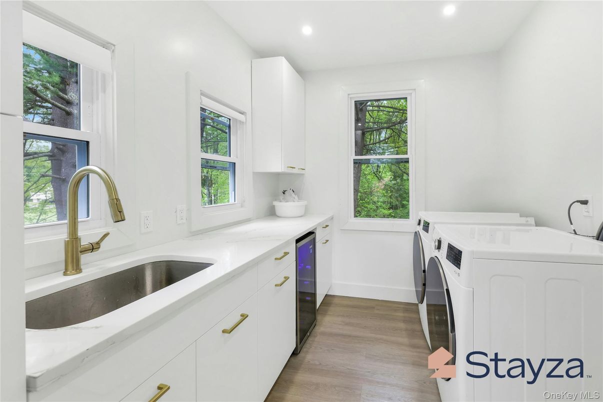 Interior, Recessed Lighting, Washer, Wood Texture Flooring