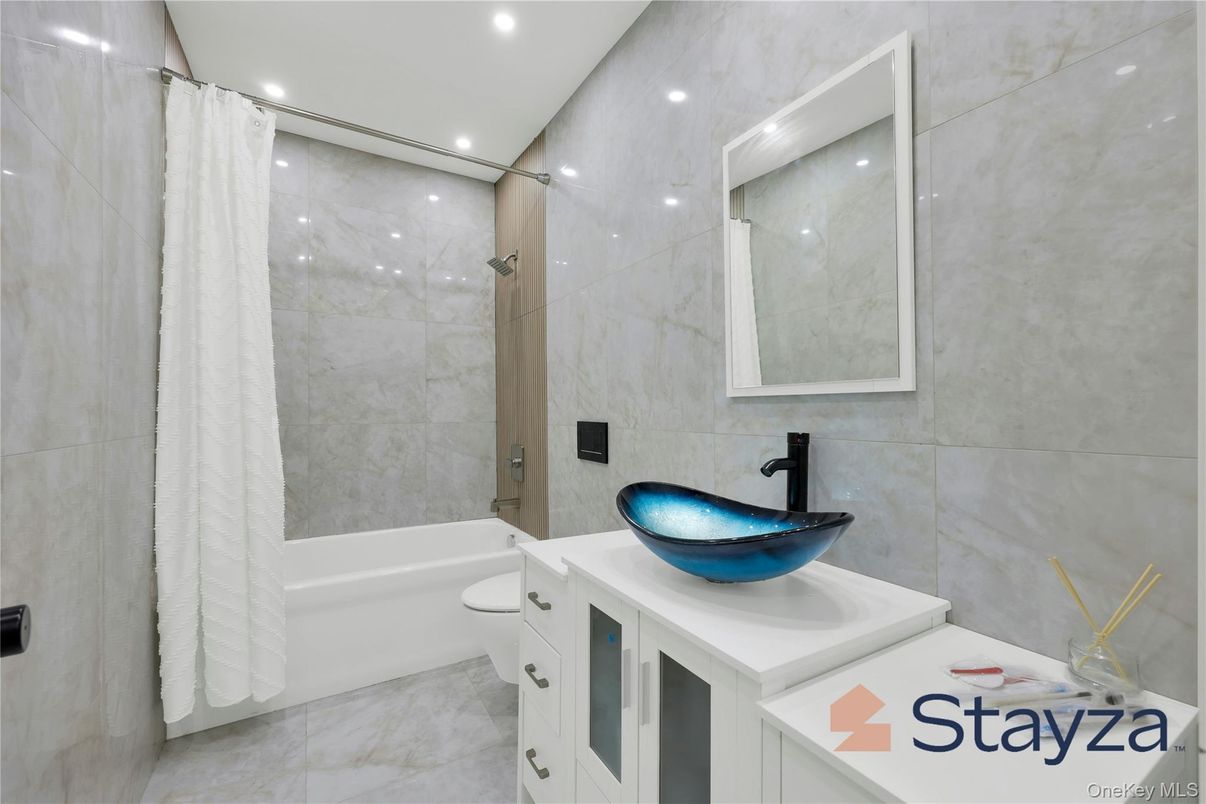 Bathroom, Interior, Marble, Marble Walls, Recessed Lighting