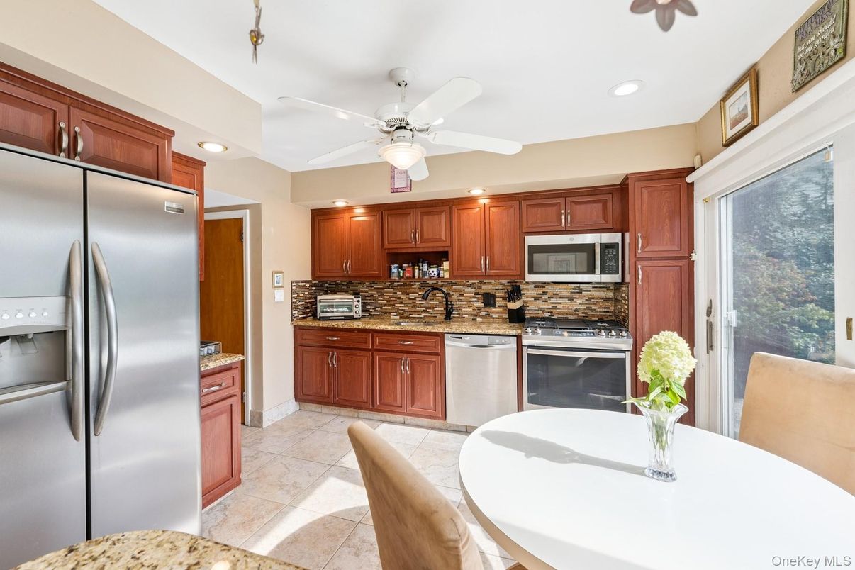 Dining room, Interior, Kitchen, Recessed Lighting, Stainless Steel Appliances