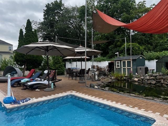 Exterior, Pool