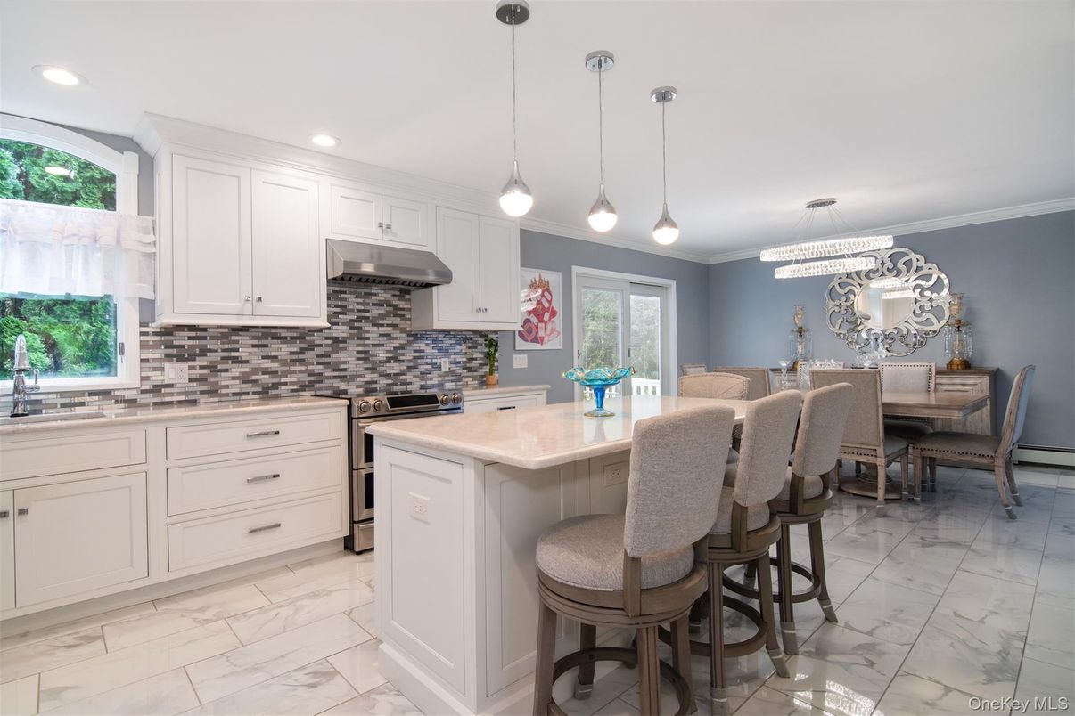 Chandelier, Dining room, Interior, Kitchen, Marble, Pendant Lights, Recessed Lighting, Stainless Steel Appliances