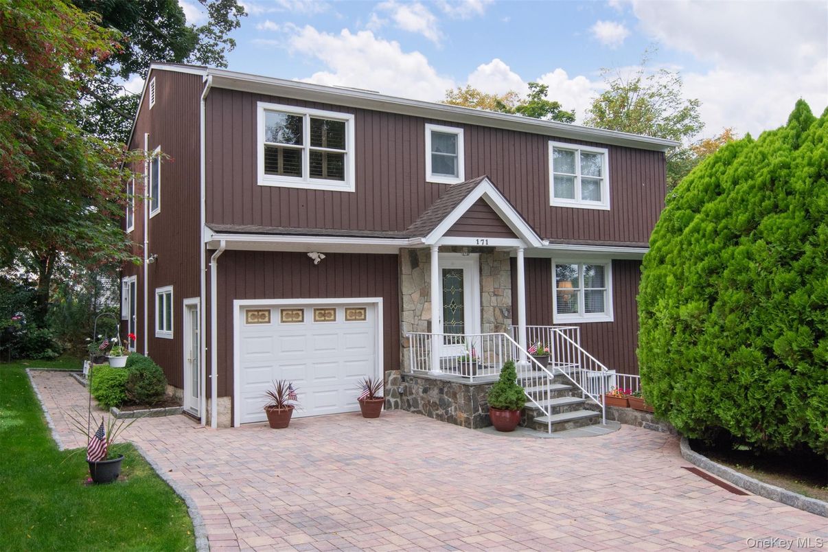 Attached, Exterior, Facade, Raised Ranch
