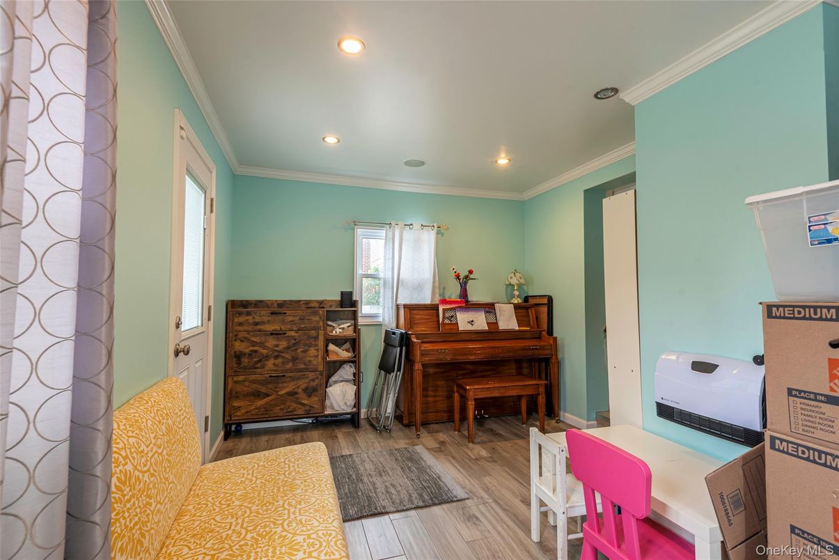 Interior, Piano, Recessed Lighting, Wood Texture Flooring