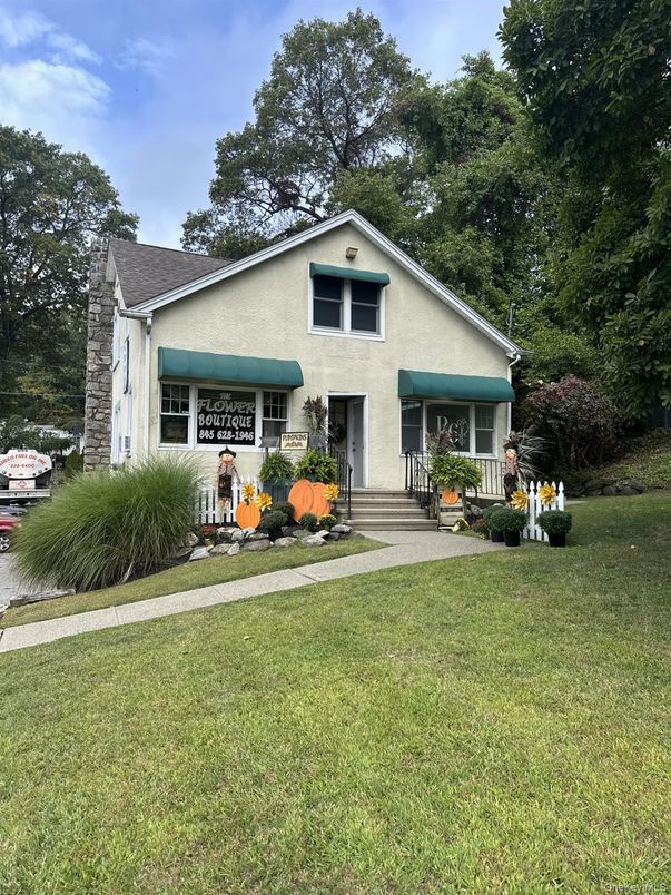 Backyard, Exterior, Facade, Ranch