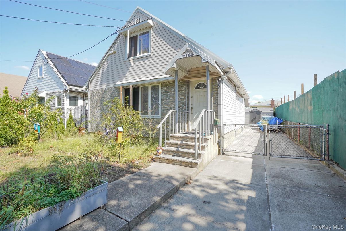 Exterior, Facade, Queen Anne Victorian
