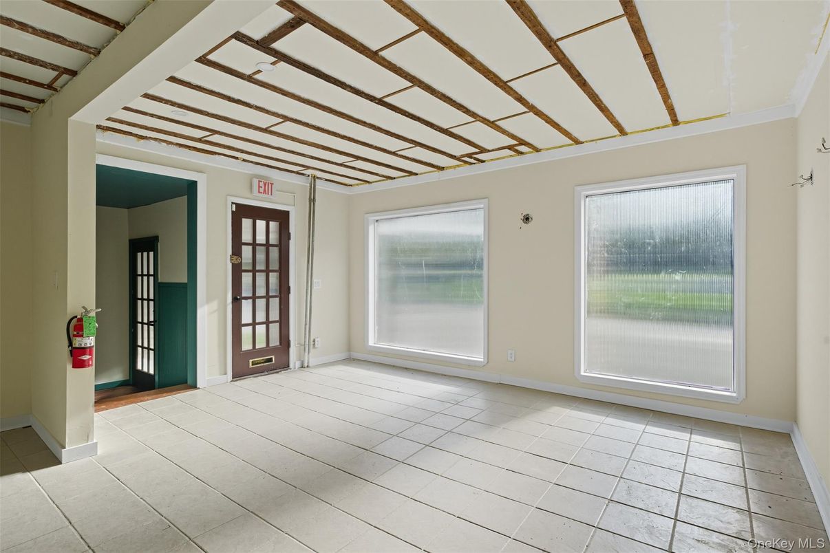 Empty room, Interior