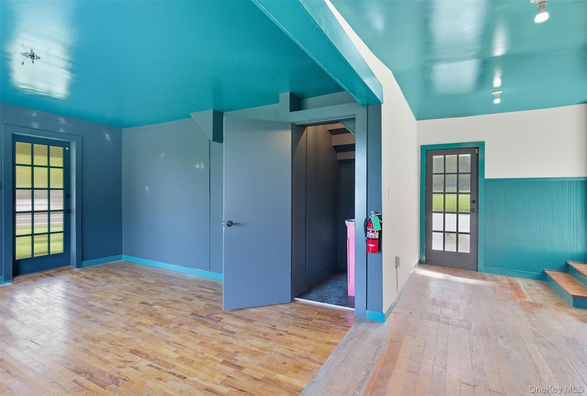 Elevator, Empty room, Interior, Wood Texture Flooring