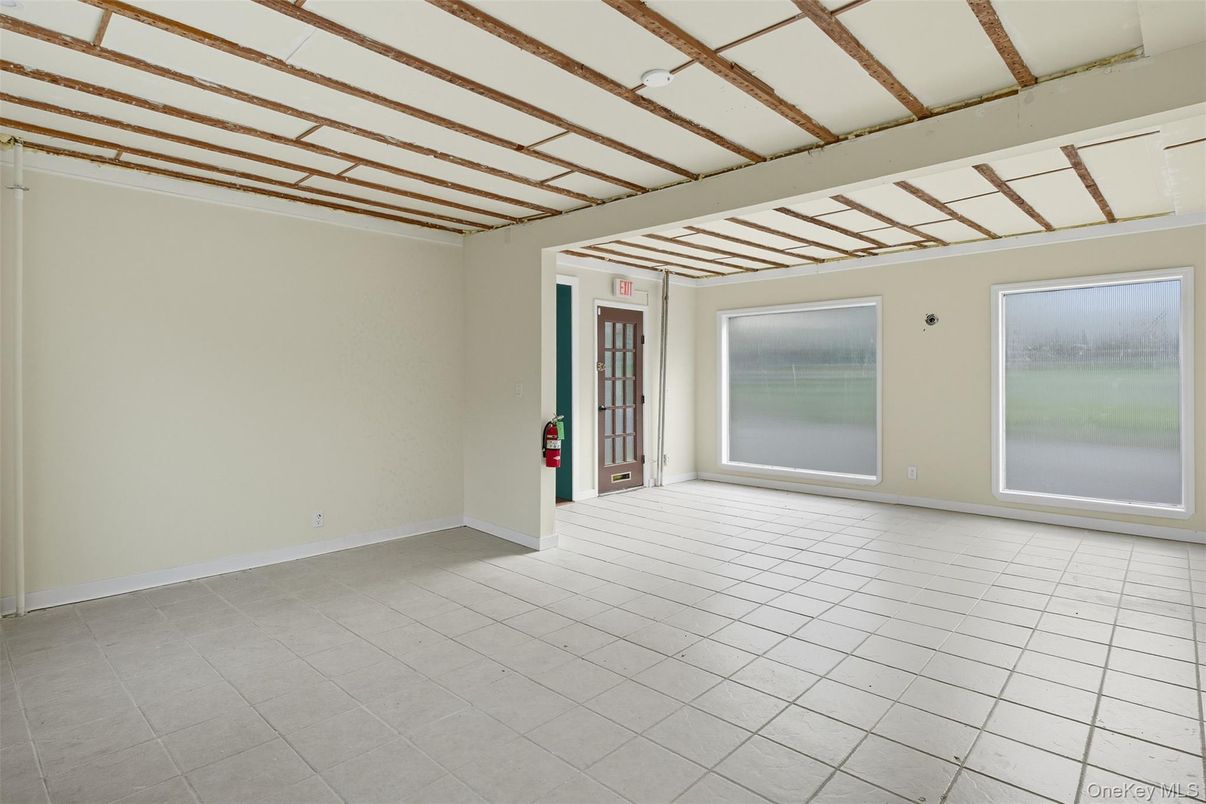 Empty room, Interior
