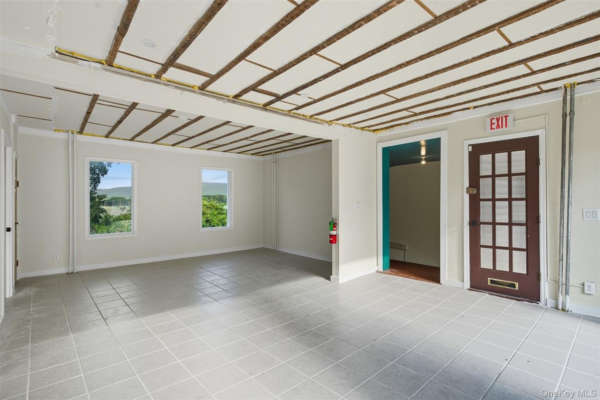 Empty room, Interior, Wooden Beams