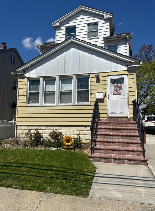 Exterior, Facade, American Foursquare