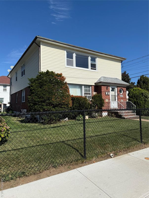 Exterior, Facade, Brick Facade, Split Level