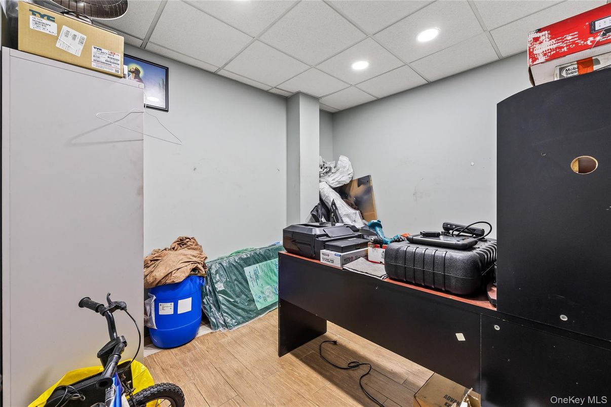 Fitness Equipment, Interior, Recessed Lighting, Wood Texture Flooring