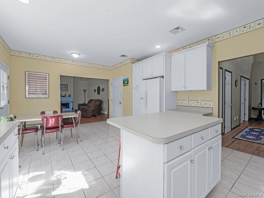 Dining room, Interior, Kitchen, Recessed Lighting, Wood Texture Flooring