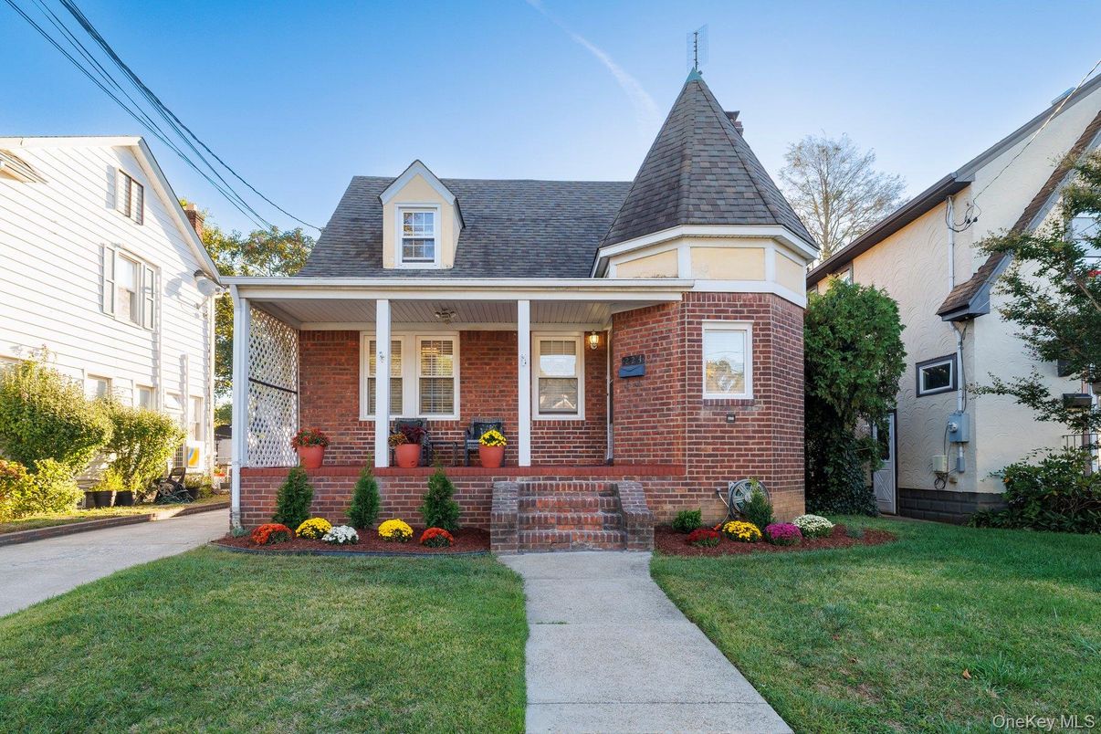 Exterior, Facade, Brick Facade, Queen Anne Victorian