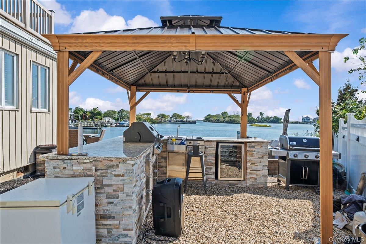 Exterior, Outdoor Kitchen, Water