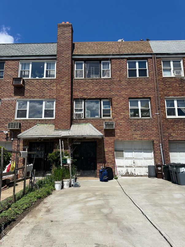 Attached, Exterior, Facade, Brick Facade, Rowhouse