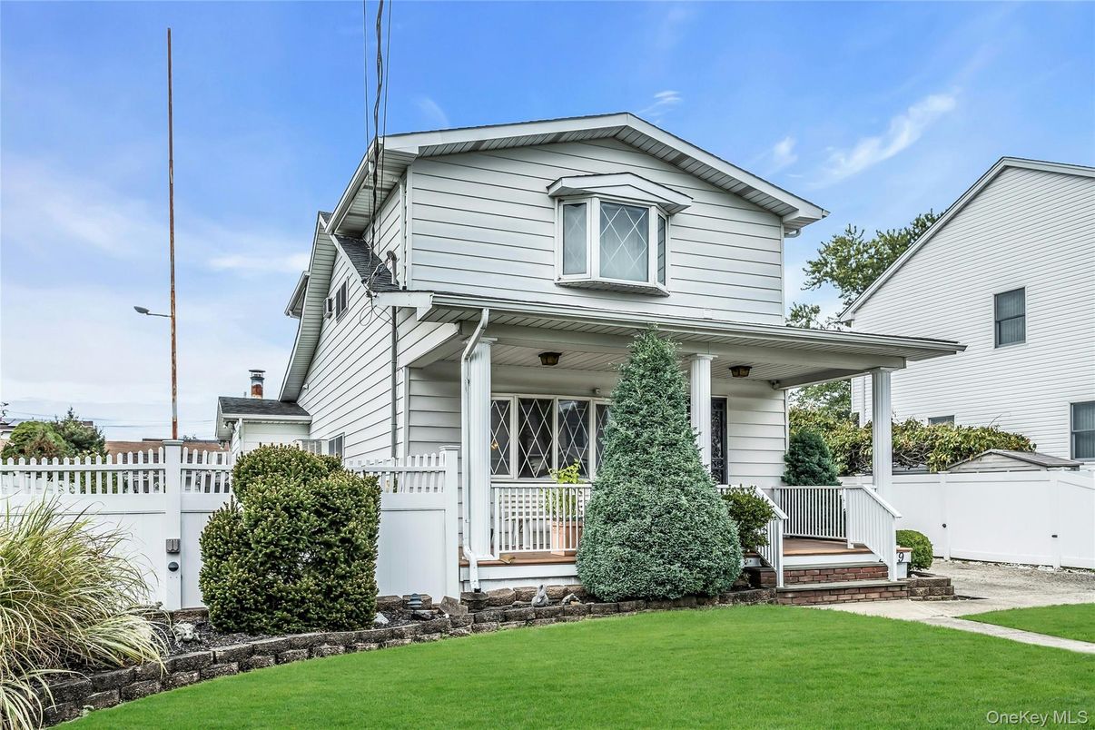 Exterior, Facade, Queen Anne Victorian