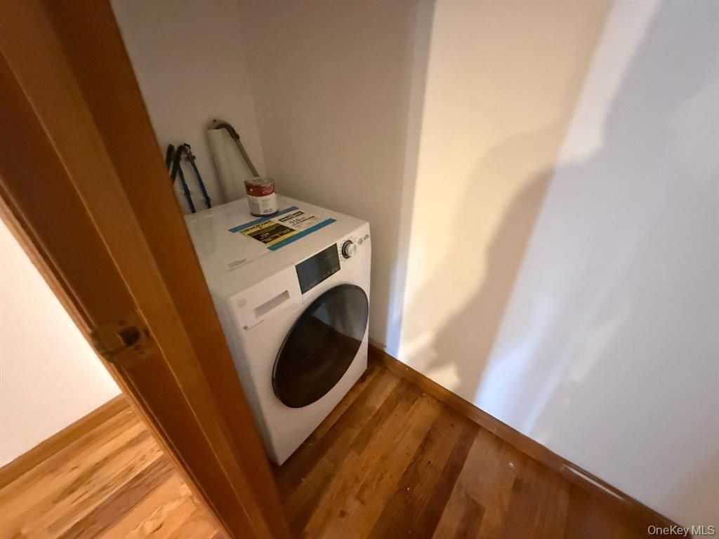 Interior, Washer, Wood Texture Flooring