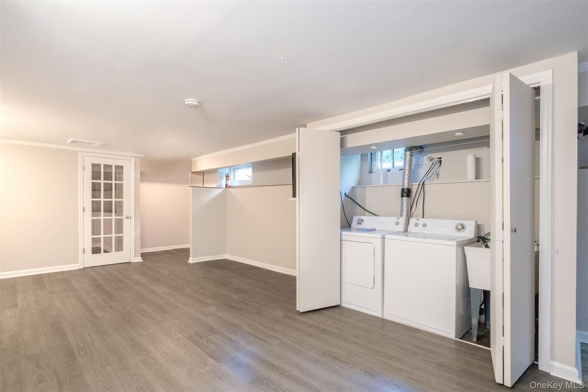 Interior, Washer, Wood Texture Flooring