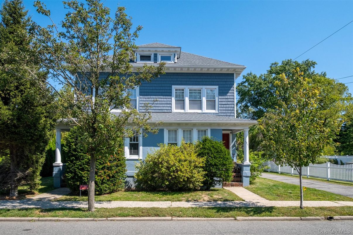 Exterior, Facade, American Foursquare