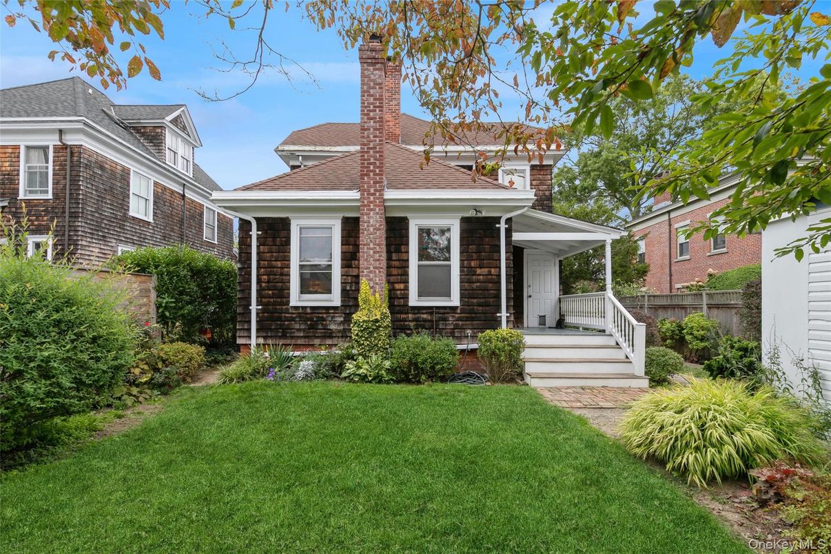 Exterior, Facade, Brick Facade, Split Level