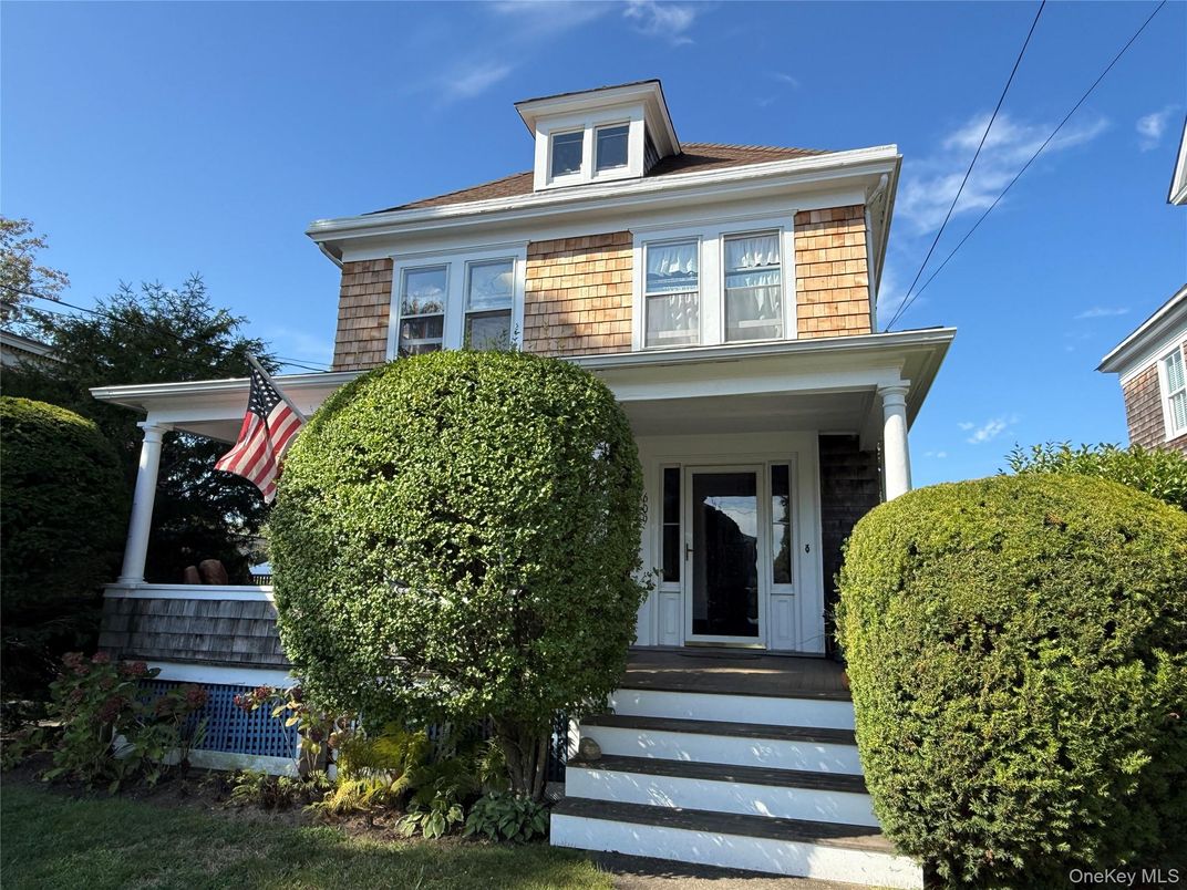 Exterior, Facade, American Foursquare