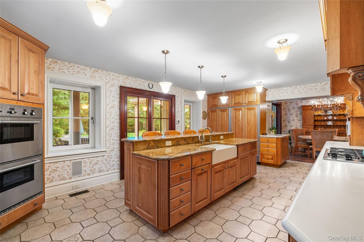 Dining room, Interior, Kitchen, Pendant Lights, Stainless Steel Appliances