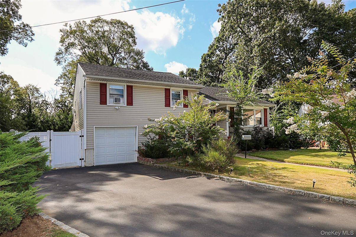 Attached, Exterior, Facade, Raised Ranch