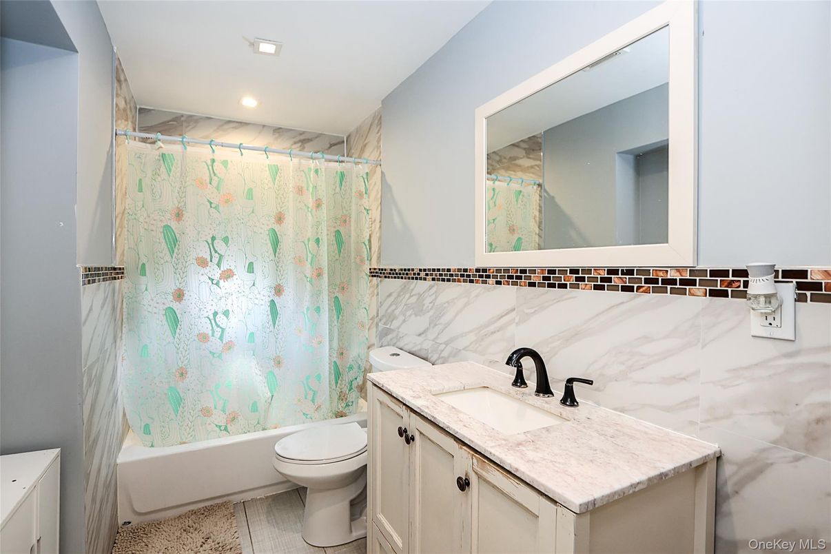 Bathroom, Interior, Recessed Lighting