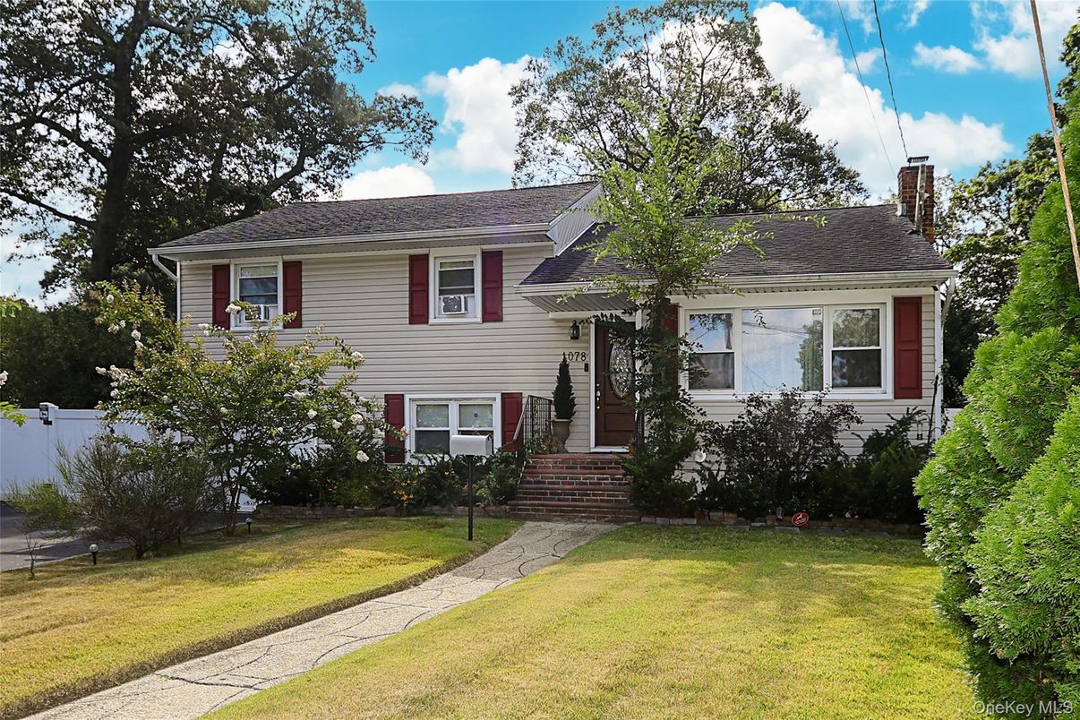 Exterior, Facade, Split Level