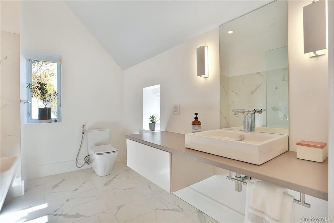 Bathroom, Interior, Marble, Marble Walls, Recessed Lighting