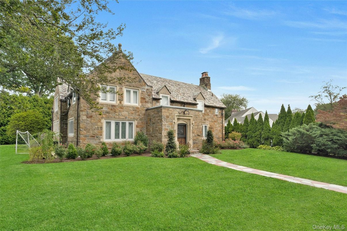 Backyard, Exterior, Facade, Brick Facade, French Provincial