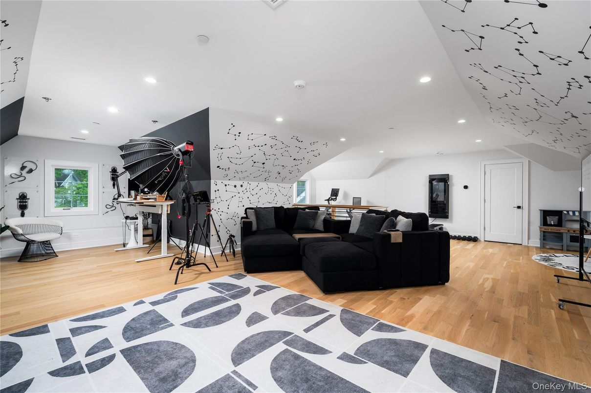Interior, Living room, Recessed Lighting, Wood Texture Flooring