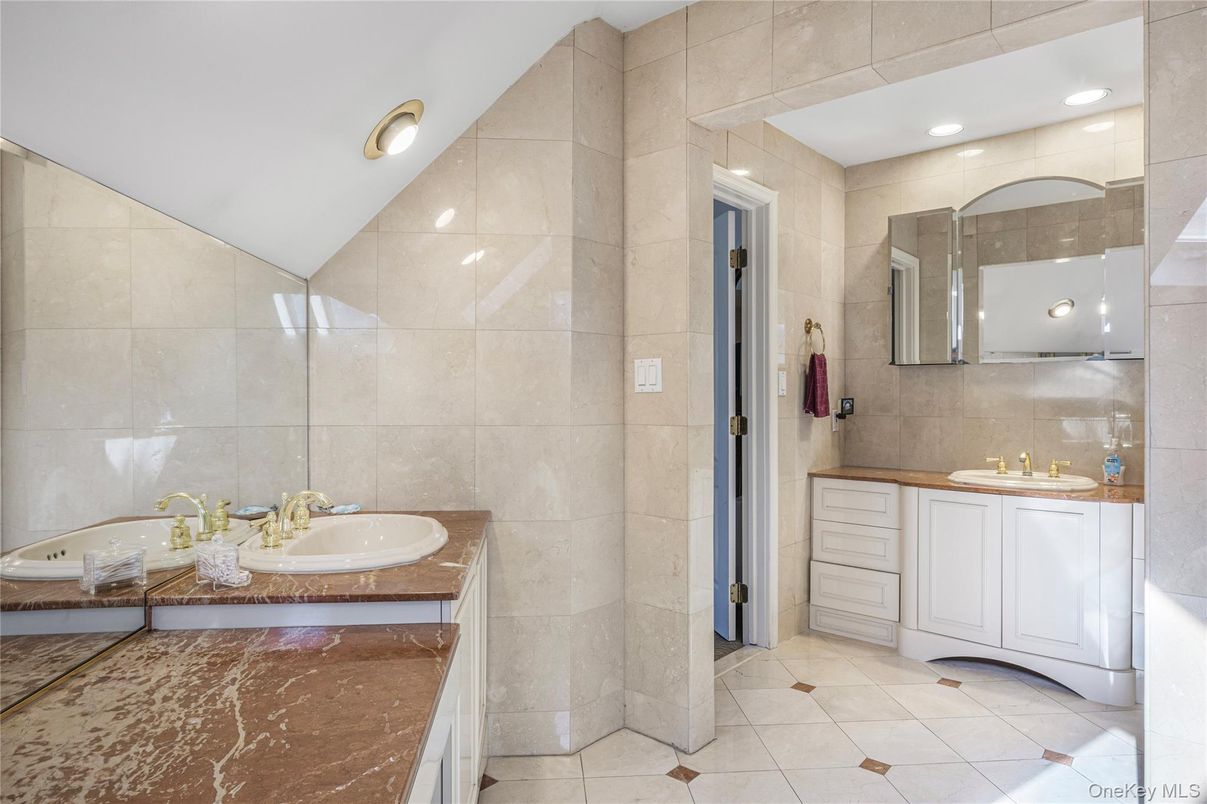 Bathroom, Interior, Recessed Lighting