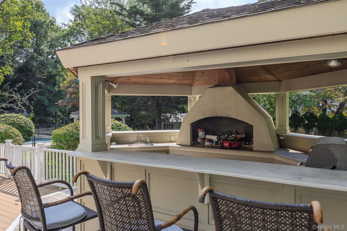 Exterior, Fireplace, Outdoor Kitchen