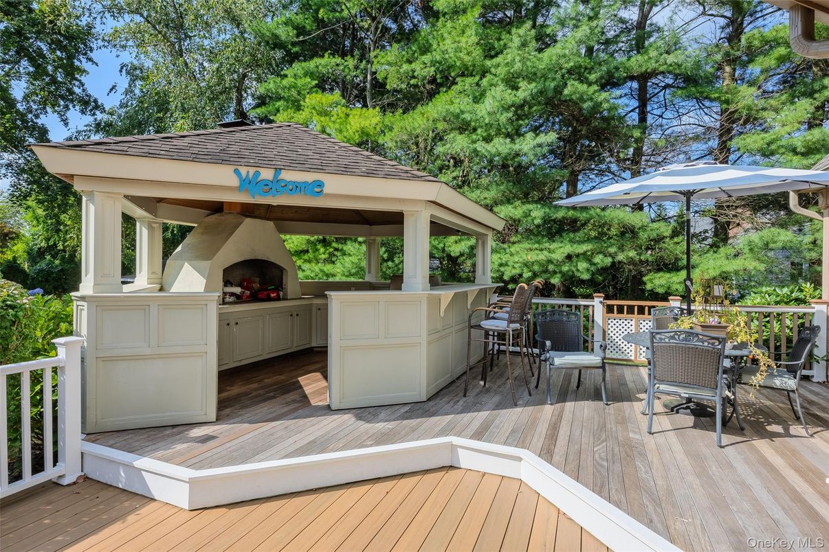 Exterior, Fireplace, Outdoor Kitchen