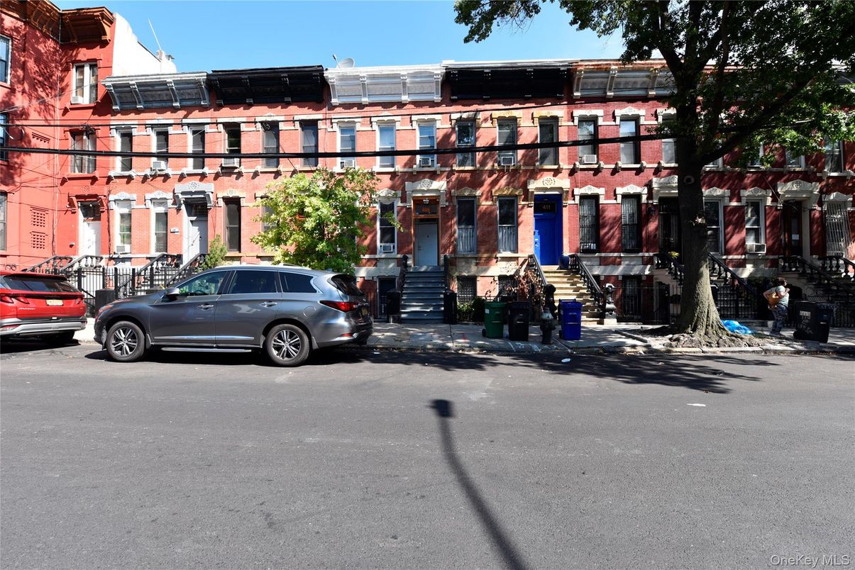 Exterior, Facade, Rowhouse