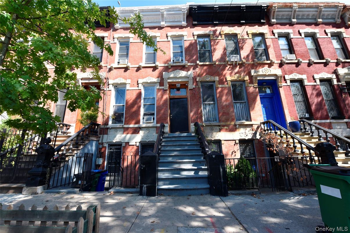 Exterior, Facade, Rowhouse
