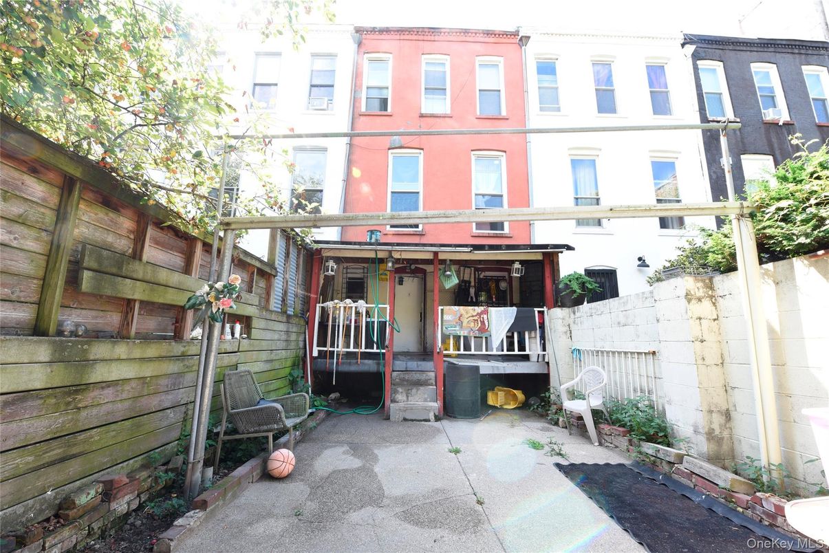 Exterior, Facade, Rowhouse