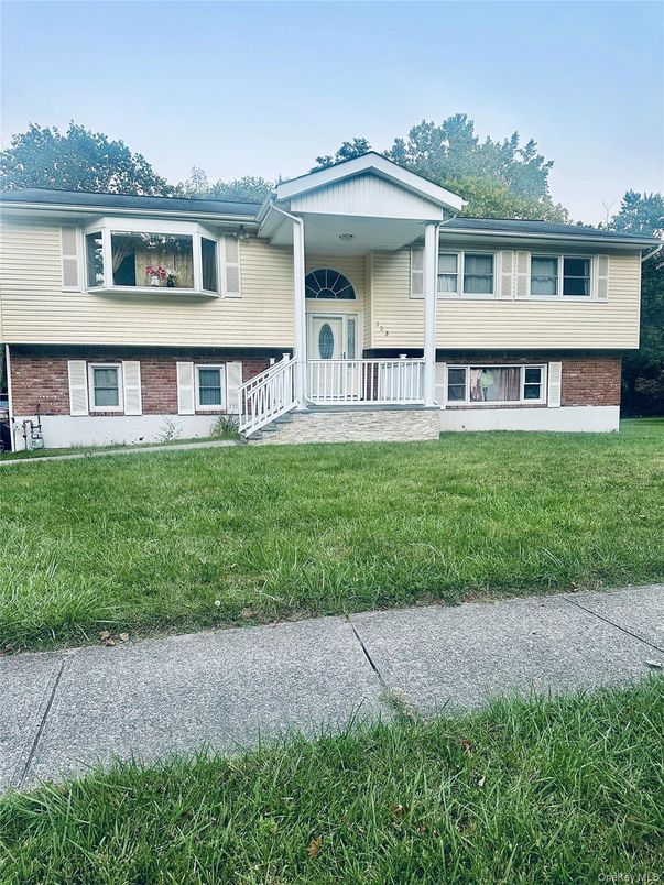 Backyard, Exterior, Facade, Brick Facade, Raised Ranch